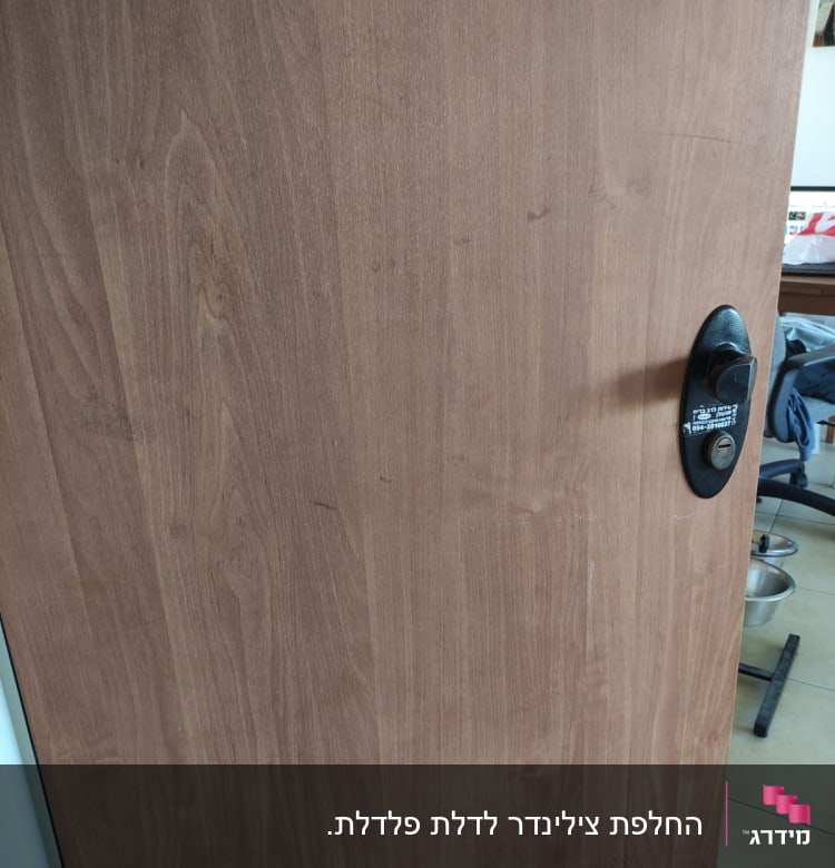 דלת עץ עם מנעול מתכת שחור